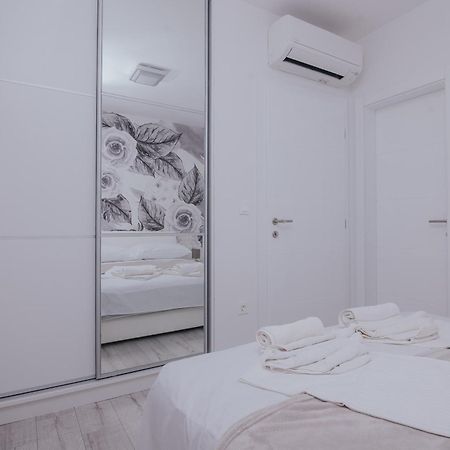 Apartments Pool Villa Aldura ノヴァリャ エクステリア 写真