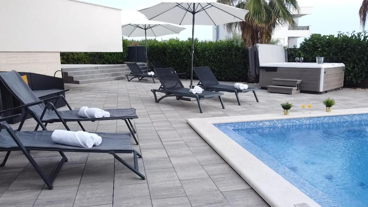 Apartments Pool Villa Aldura ノヴァリャ エクステリア 写真