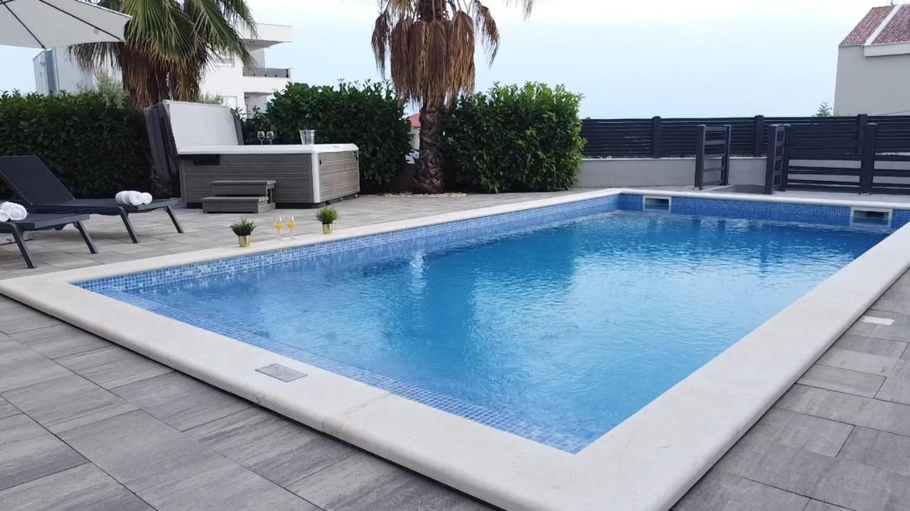 Apartments Pool Villa Aldura ノヴァリャ エクステリア 写真