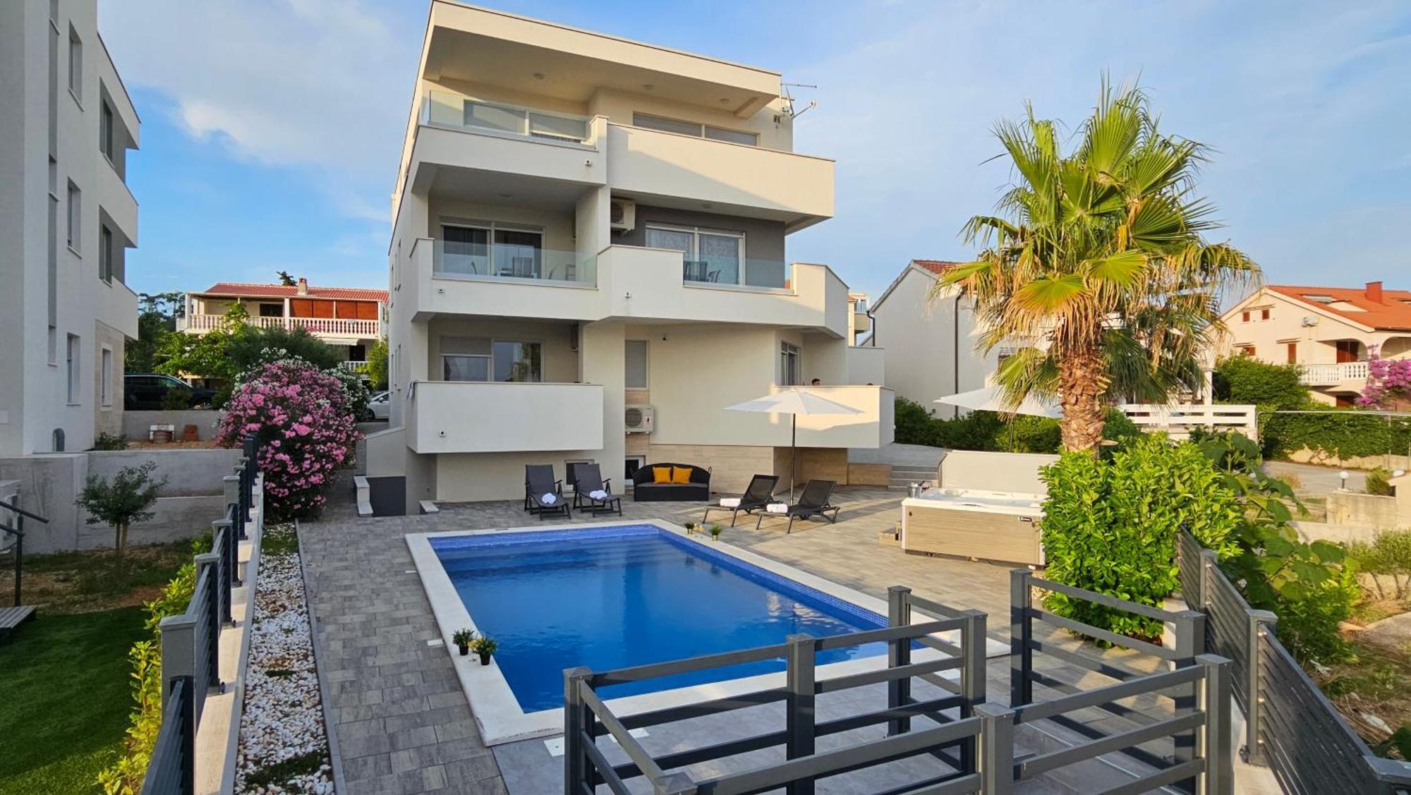 Apartments Pool Villa Aldura ノヴァリャ エクステリア 写真
