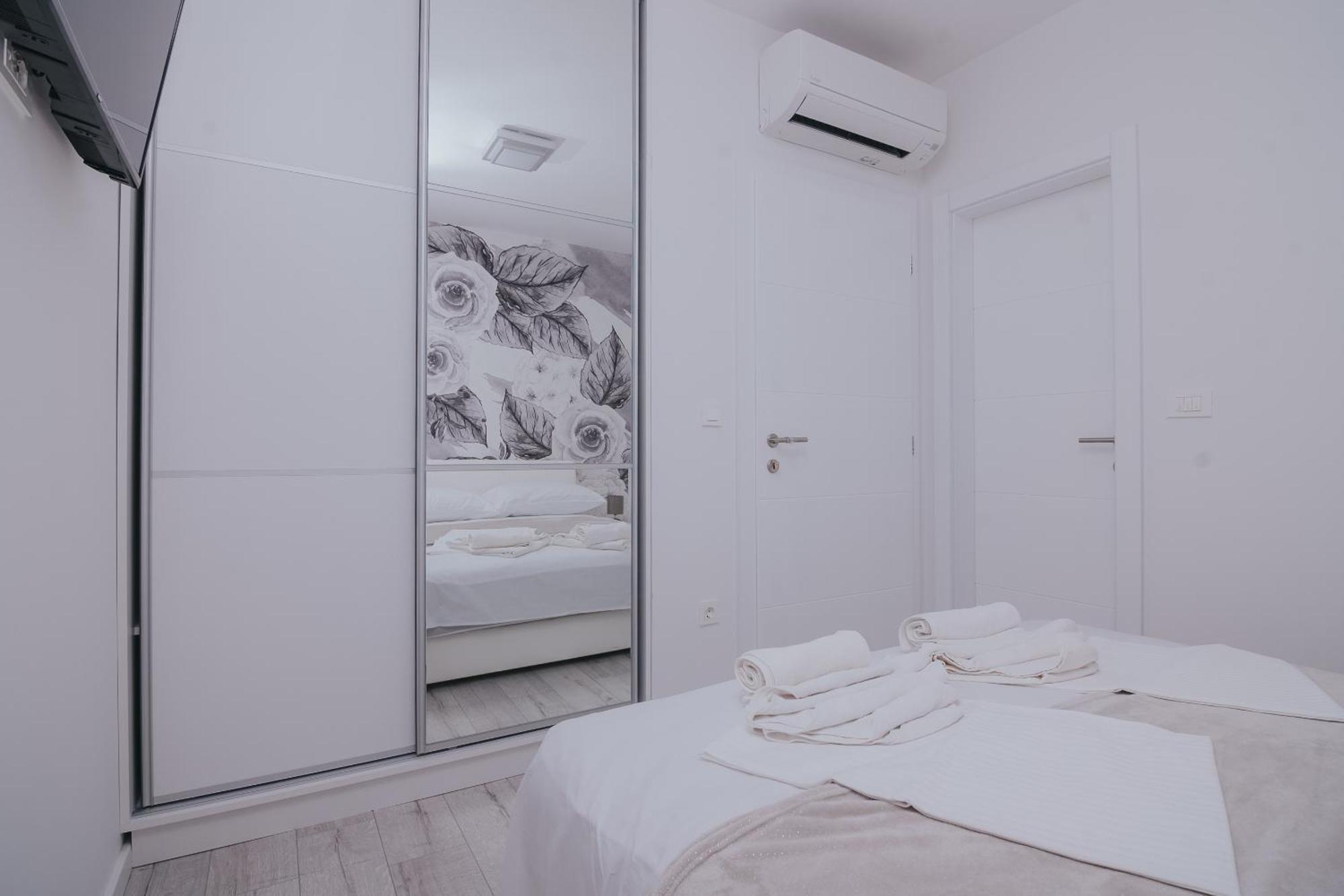 Apartments Pool Villa Aldura ノヴァリャ エクステリア 写真
