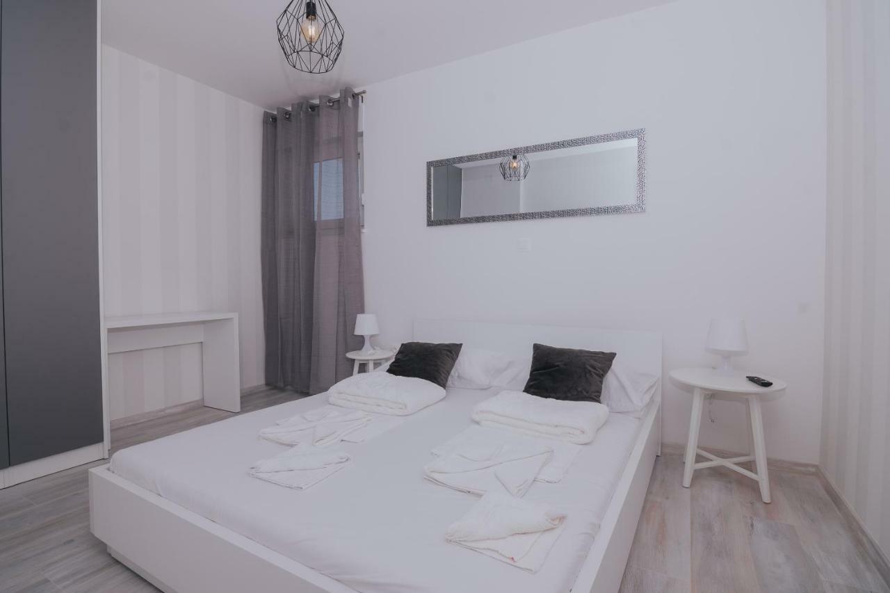 Apartments Pool Villa Aldura ノヴァリャ エクステリア 写真