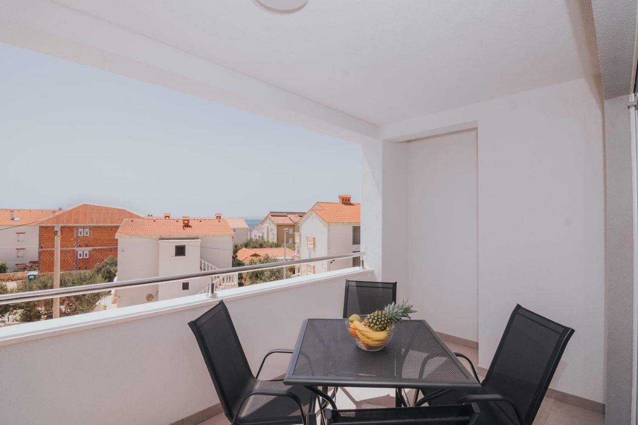 Apartments Pool Villa Aldura ノヴァリャ エクステリア 写真