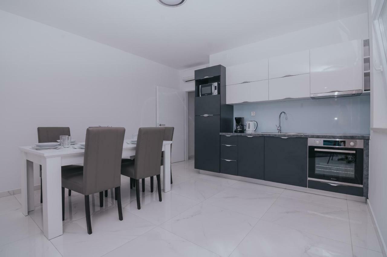 Apartments Pool Villa Aldura ノヴァリャ エクステリア 写真
