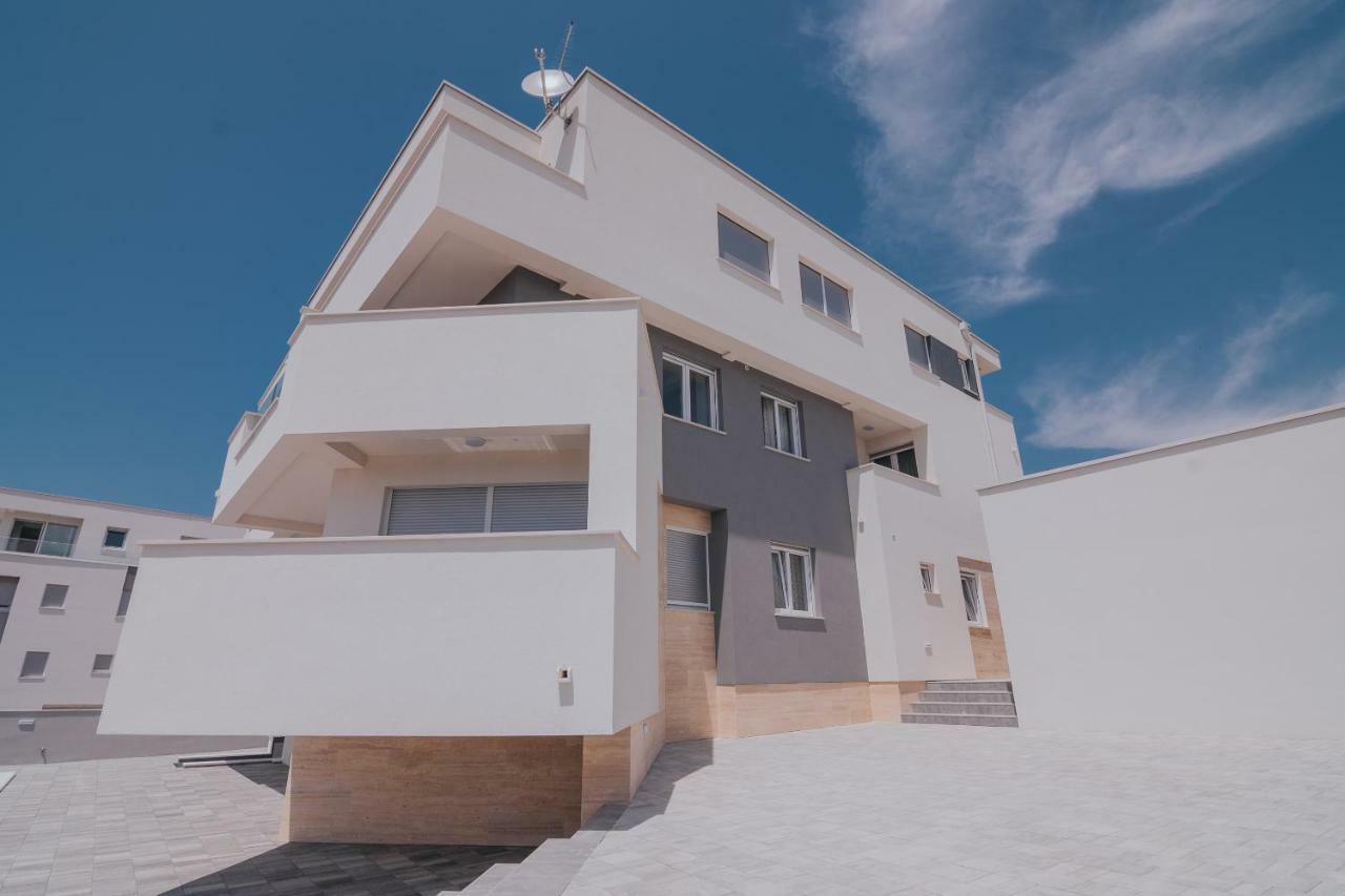 Apartments Pool Villa Aldura ノヴァリャ エクステリア 写真